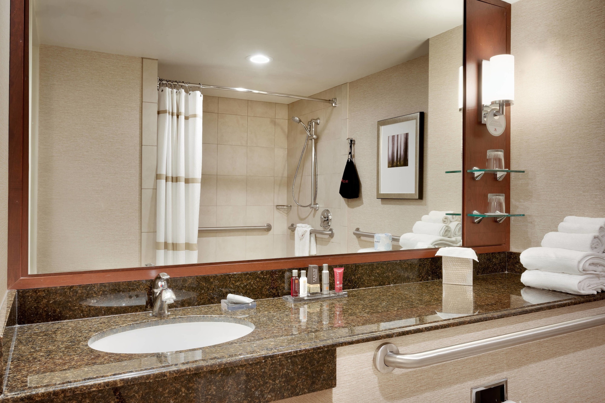 غرفة بسرير كينج بإطلالة على الجبل للمدخنين، Marriott University Park 7/9