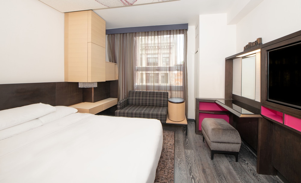 ROOM, KING BED, CITY VIEW
