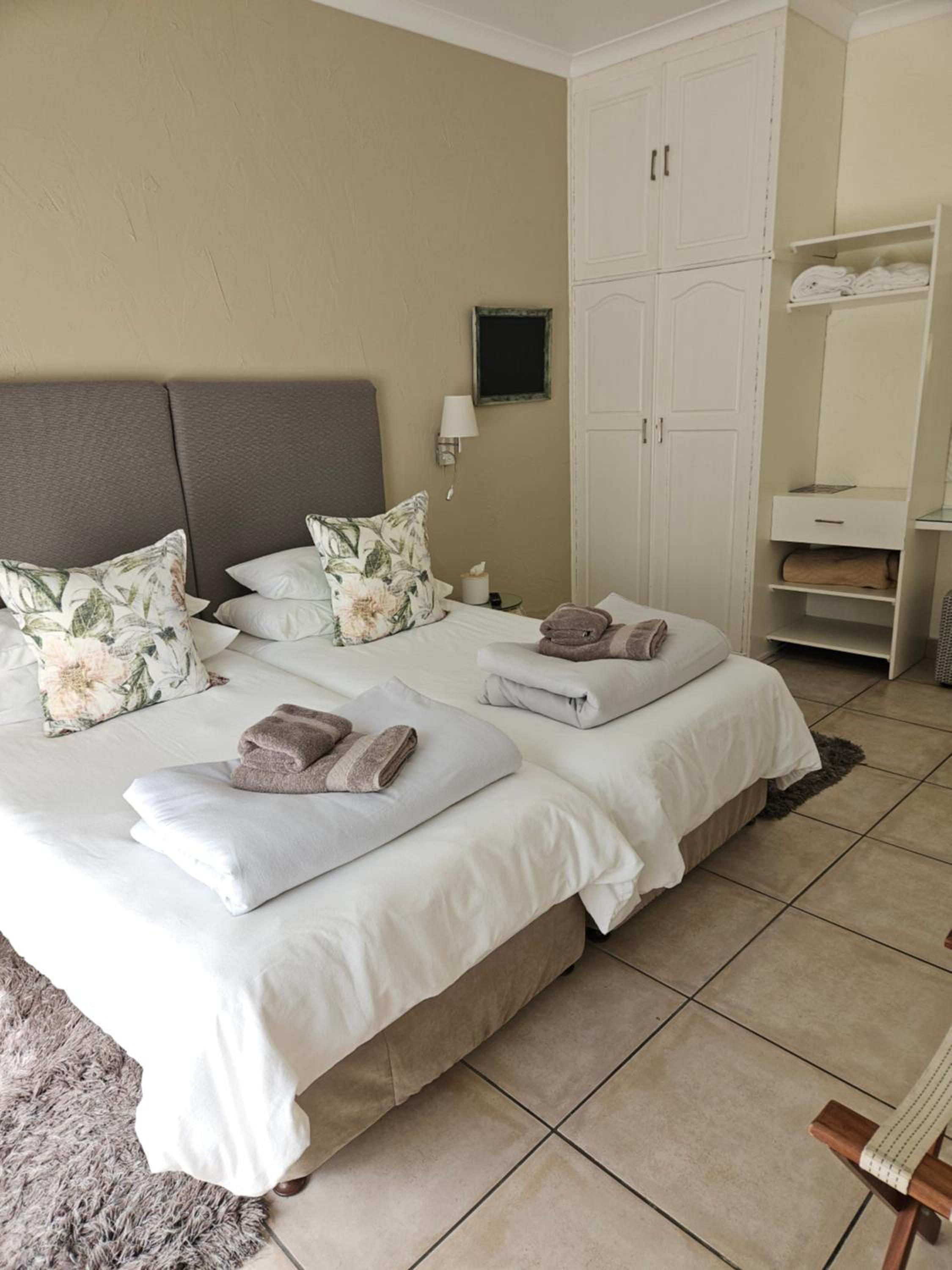 Stannards Guest Lodge 8/50