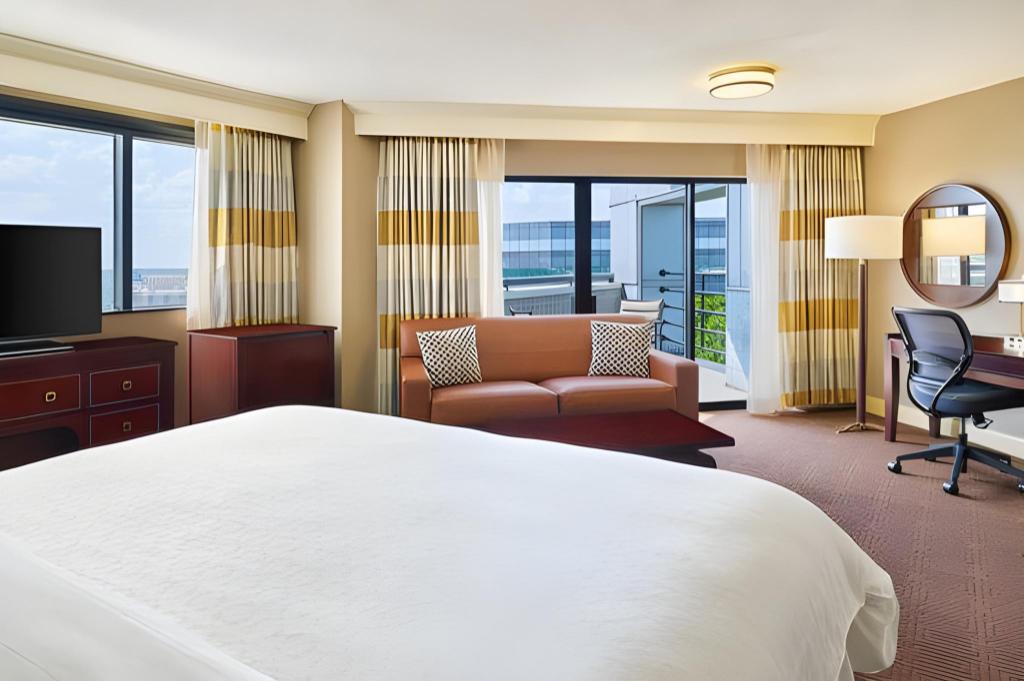 Junior Suite, Classic, King Bed, Sofa, Club Floor