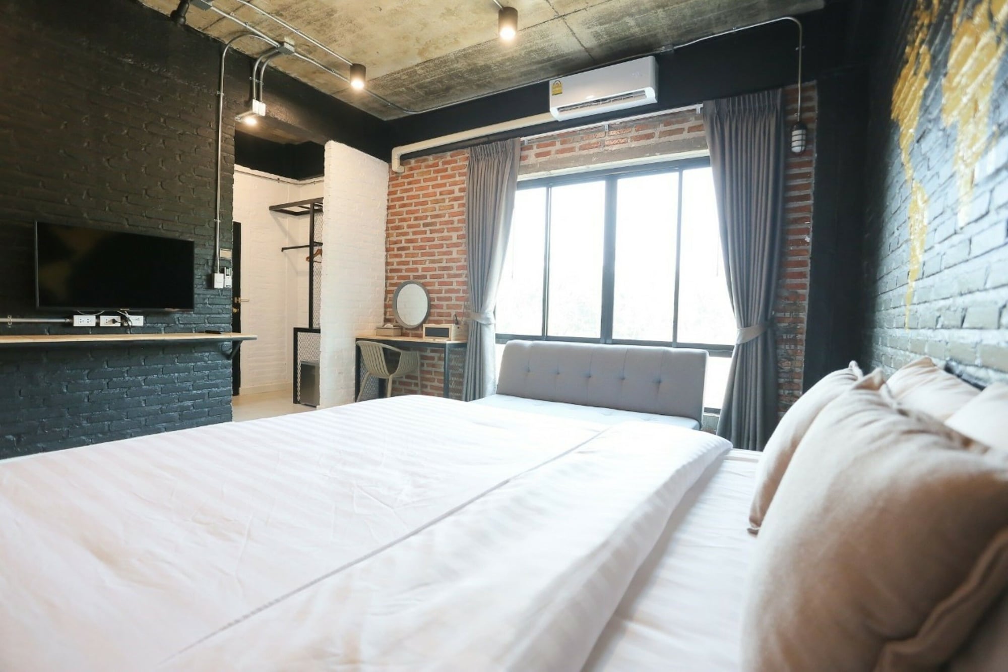DELUXE, DOUBLE BED