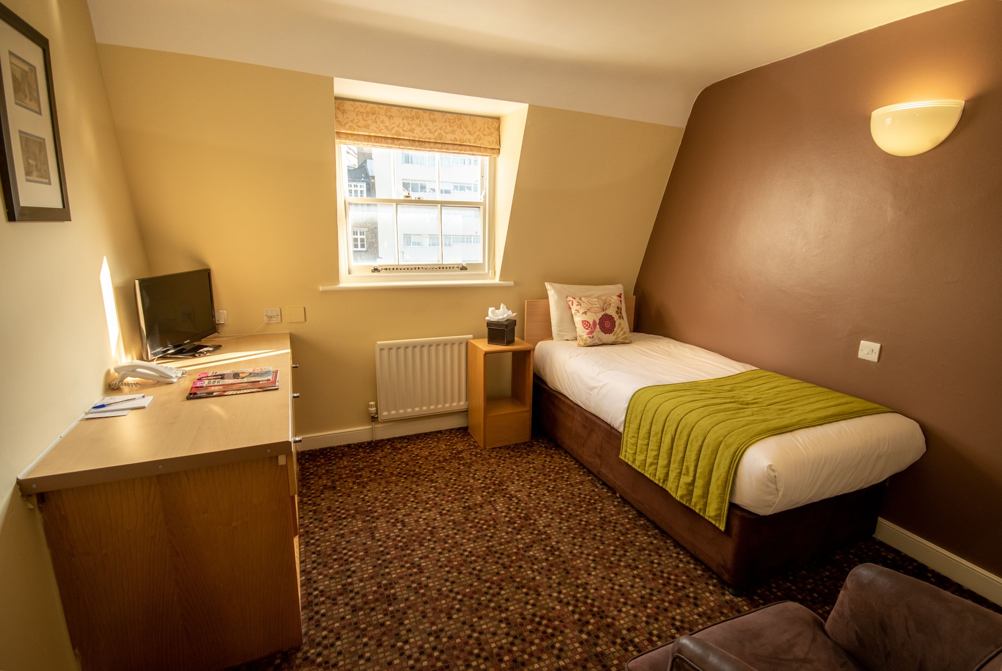 FAMILY, 1 DOUBLE AND 1 SINGLE BED