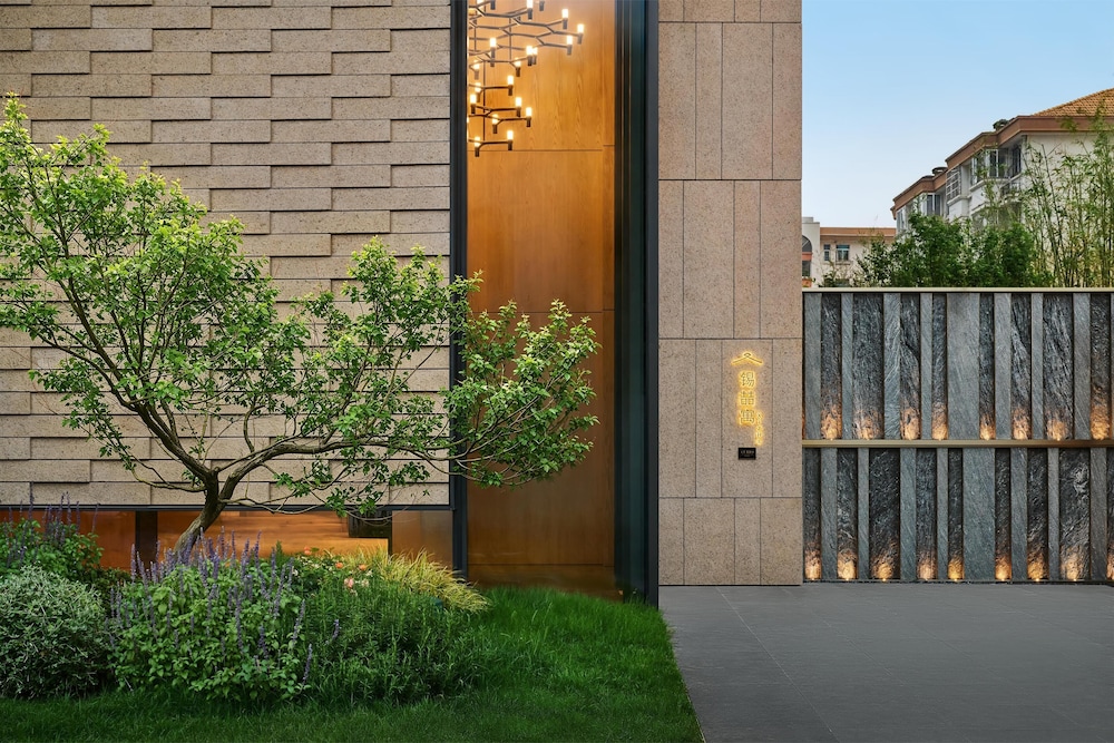 Xi Zhe Wuxi, Curio Collection by Hilton 33/36