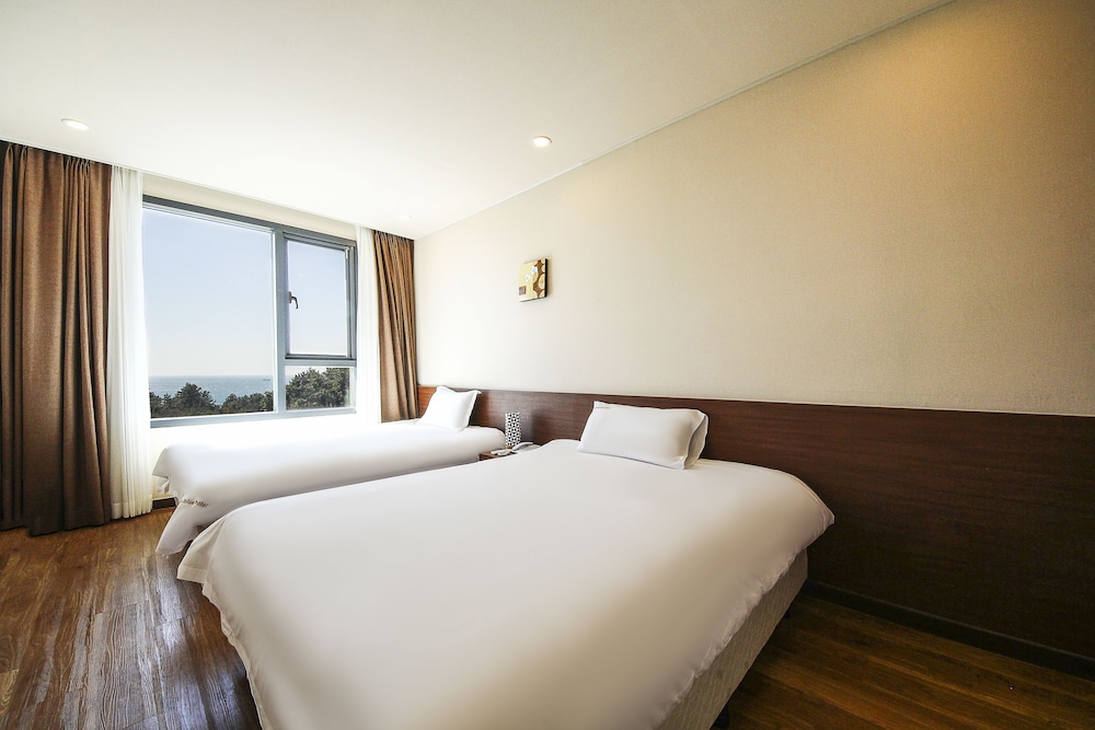 ROOM, TWIN BEDS, OCEAN VIEW