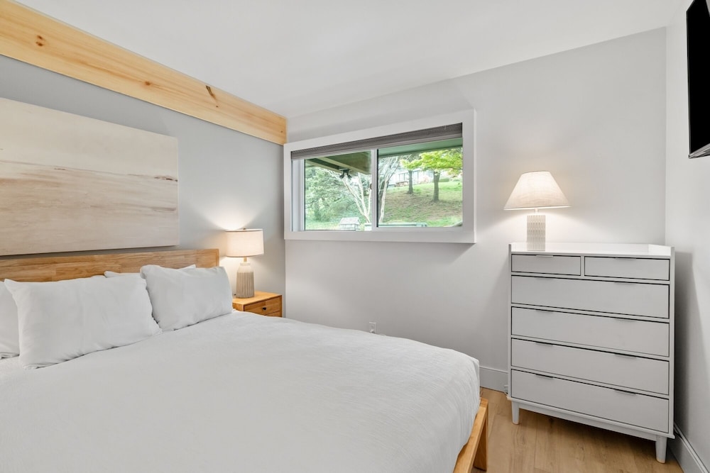 1 Bedroom, Condo, Deluxe, Suite, Queen Bed, Bay Front, Bay View, Sofa