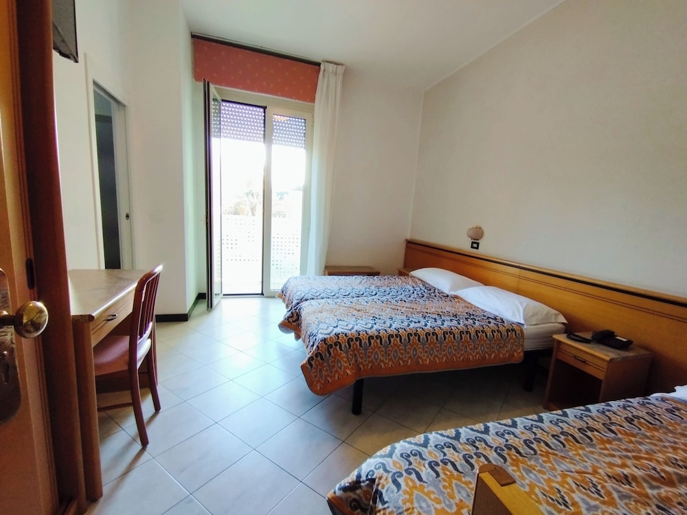 ECONOMY, TRIPLE, BALCONY