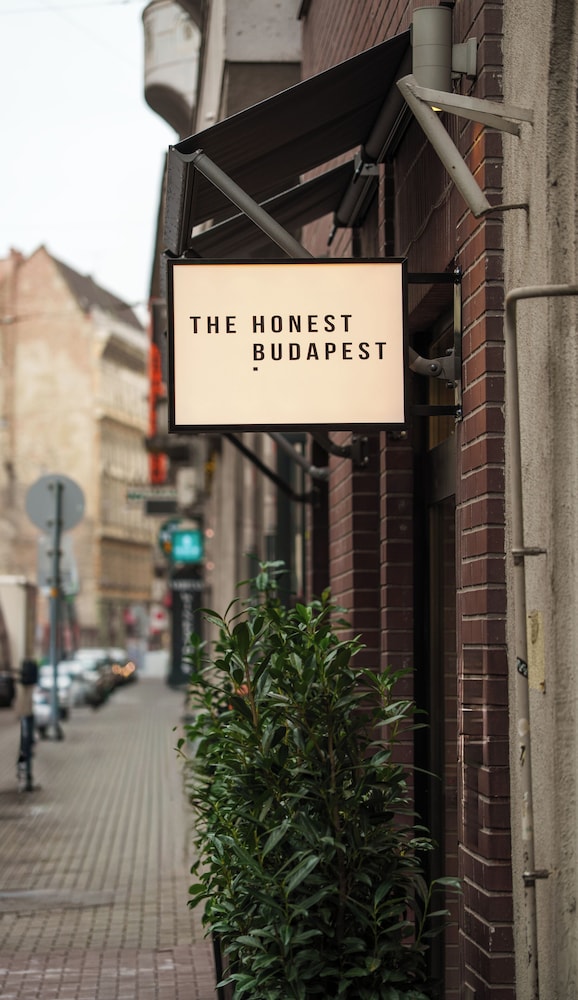 Honest Budapest by Chic & Basic 14/81