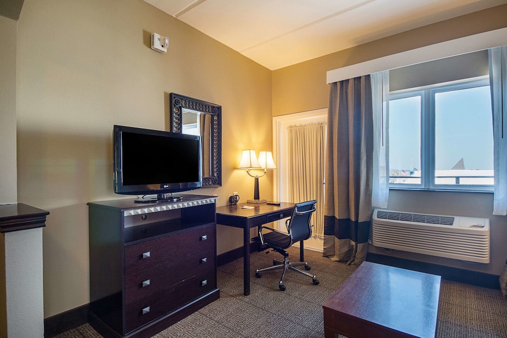 Comfort Suites Beachside 38/44