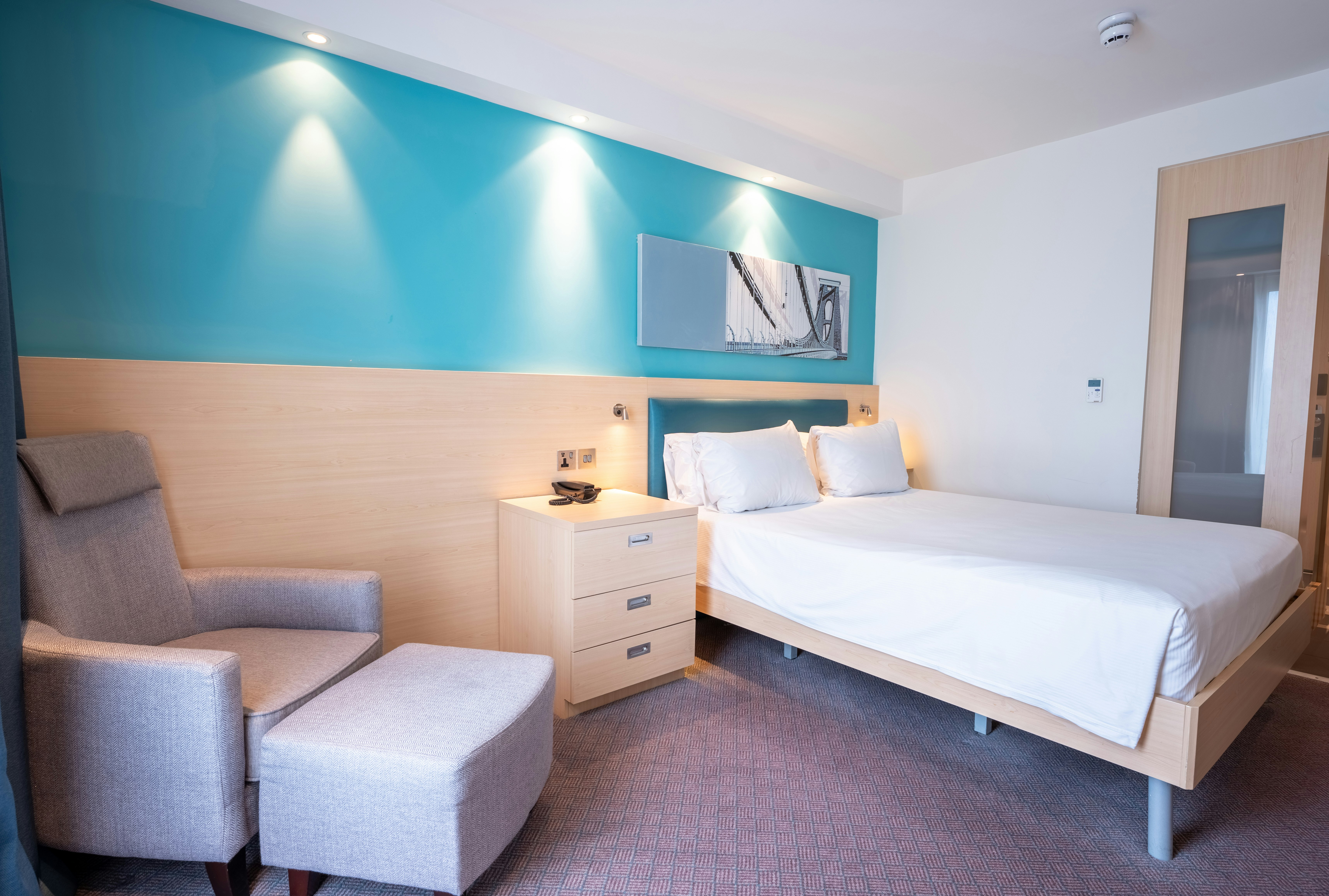 ROOM, QUEEN BED