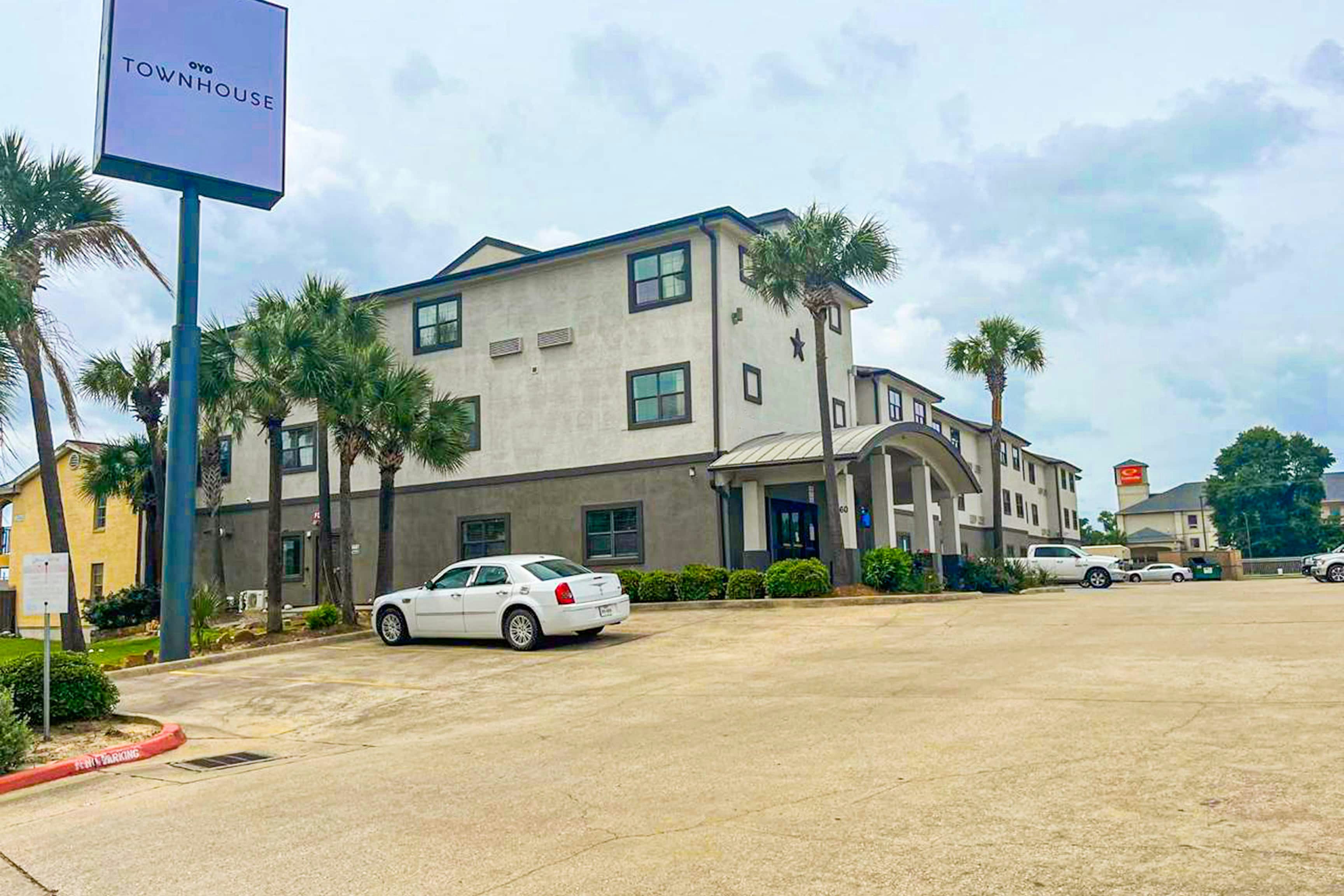 OYO Townhouse Beaumont Medical Center Area I-10 9/12