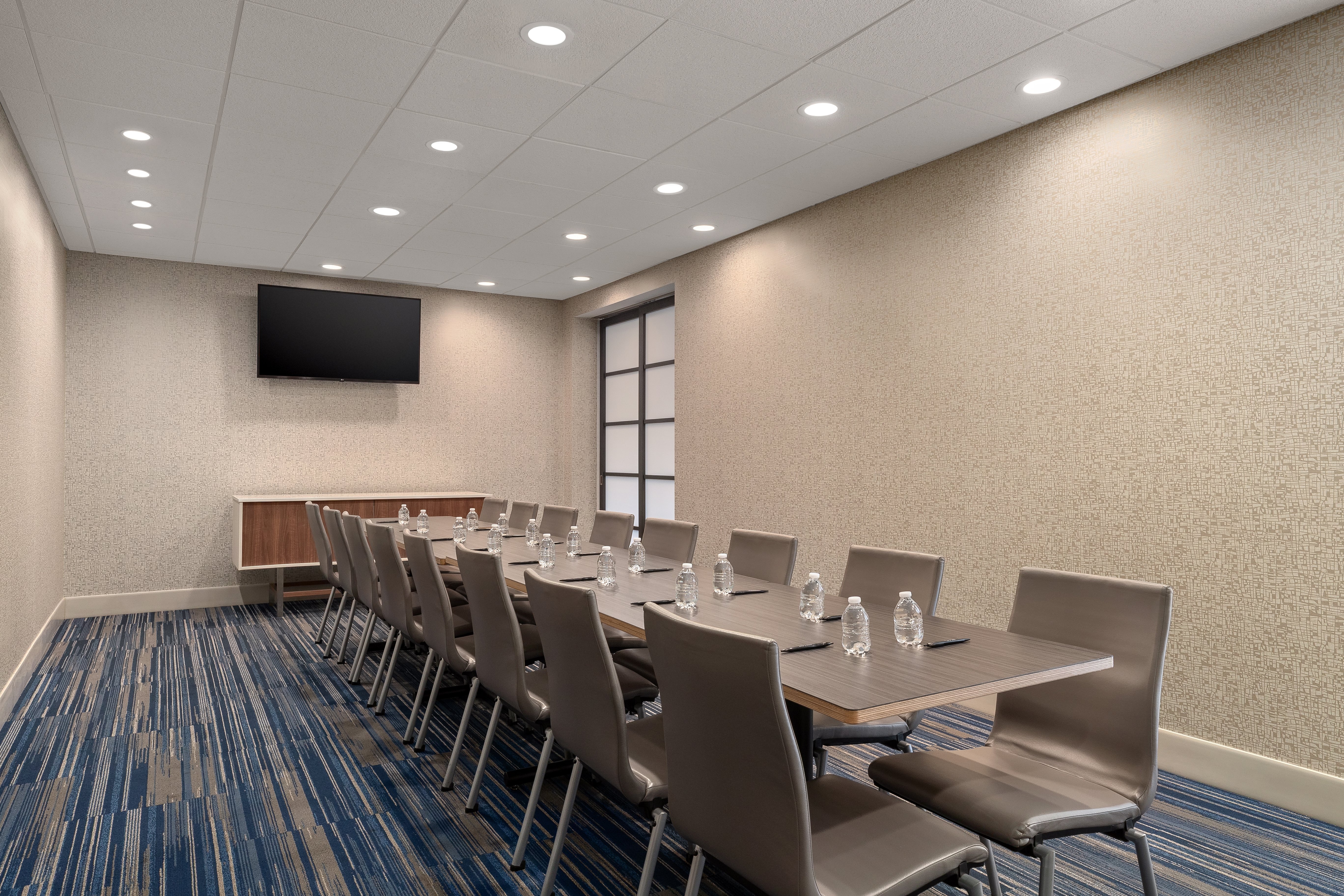 Holiday Inn Express Suites Staunton 64/75