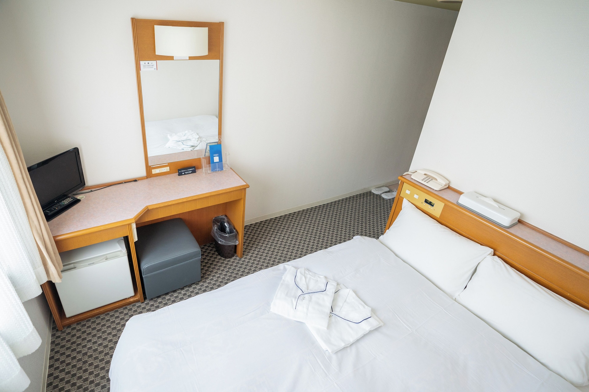 ROOM, DOUBLE BED