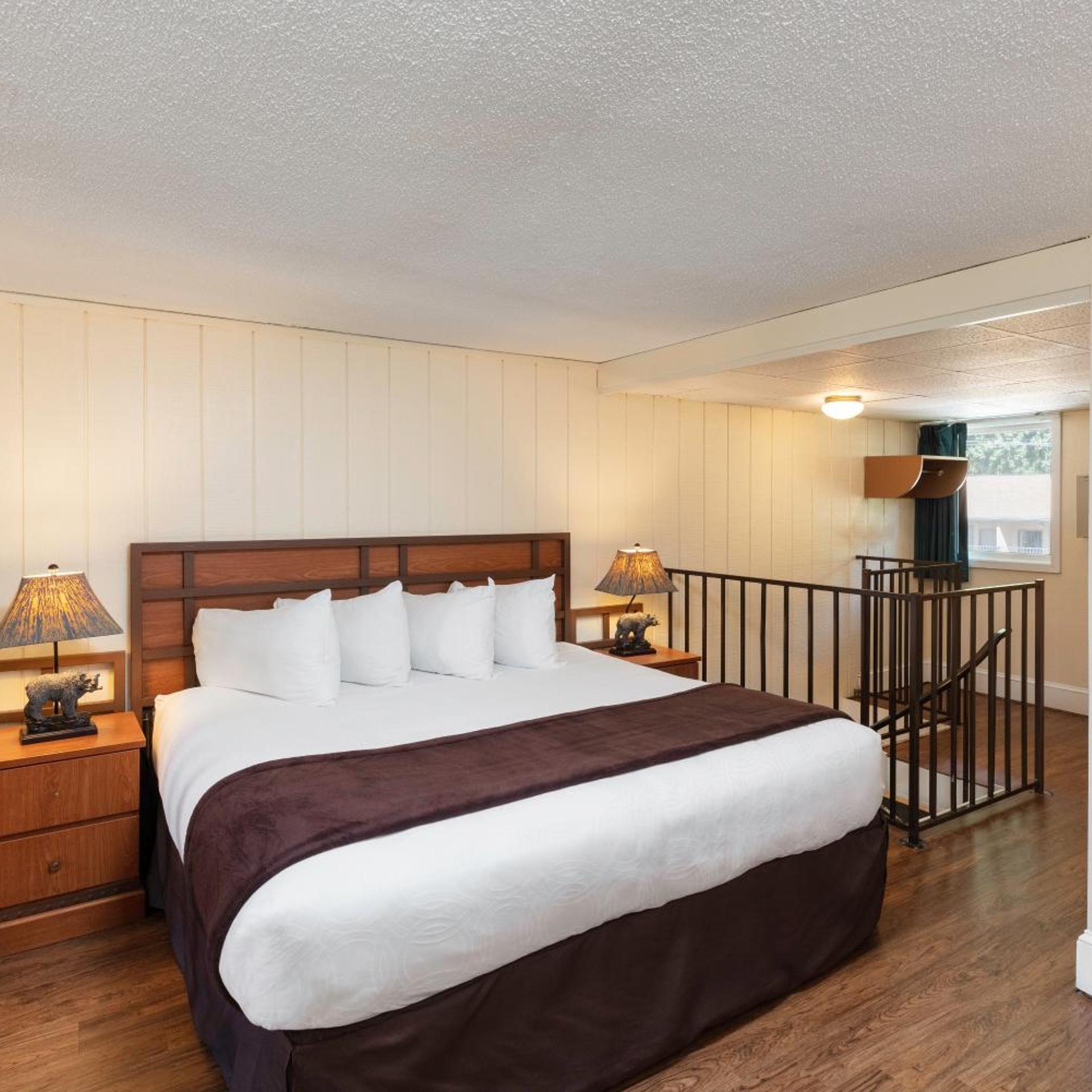 SIGNATURE, LOFT, KING BED, RIVER VIEW