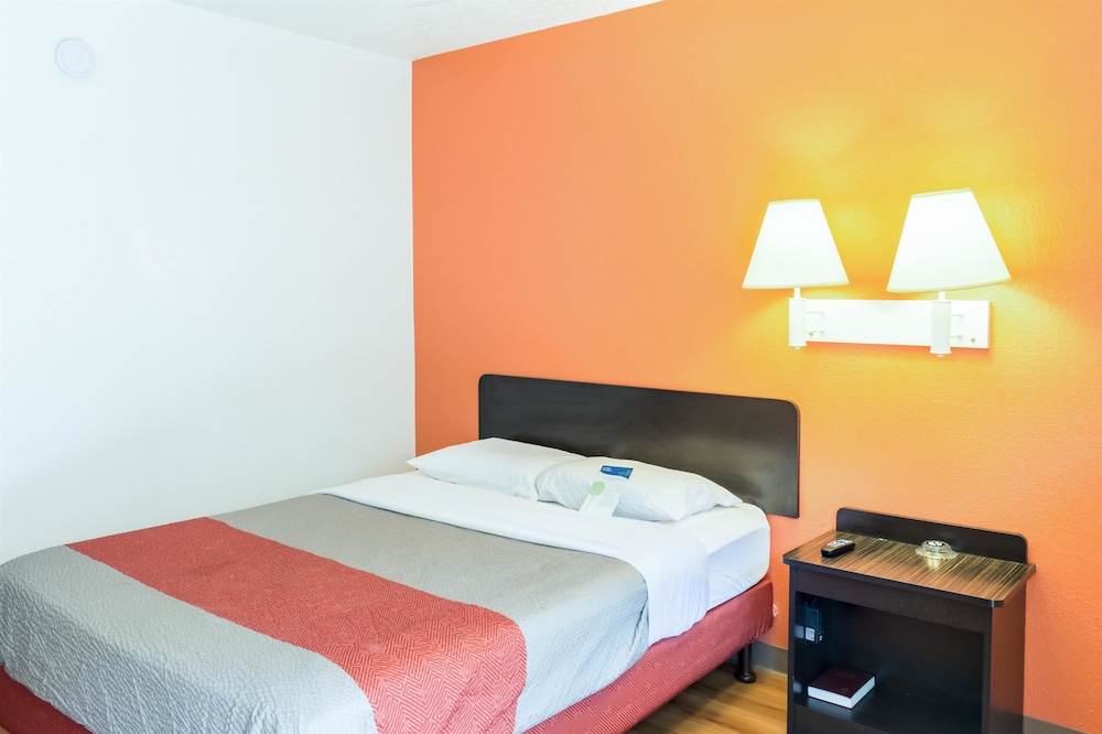 Motel6 Bakersfield, CA - East 23/39