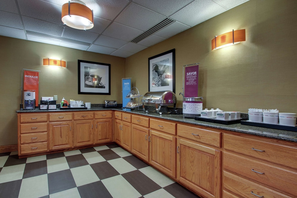 Hampton Inn Lebanon, MO 16/56
