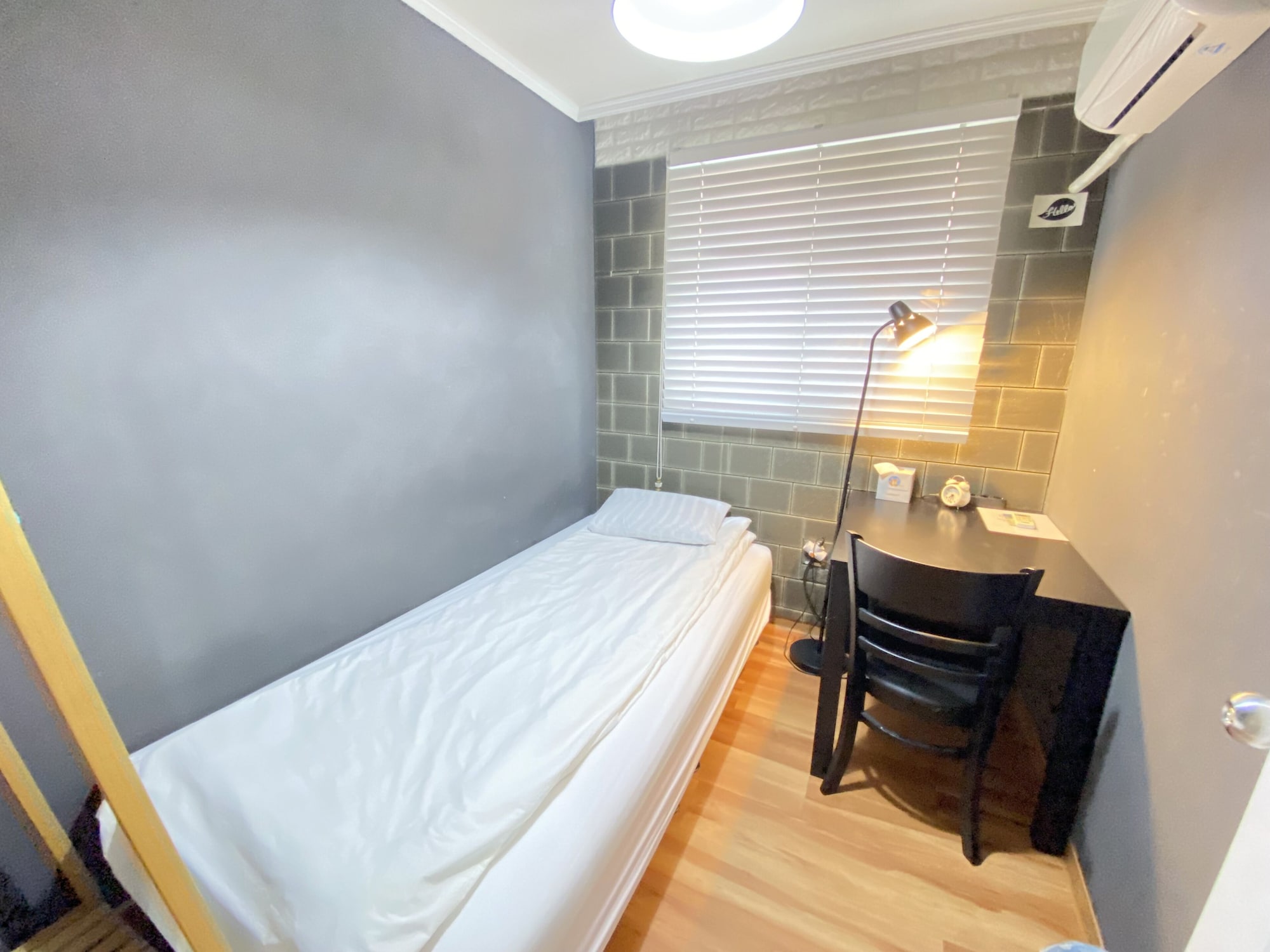 ROOM, SINGLE