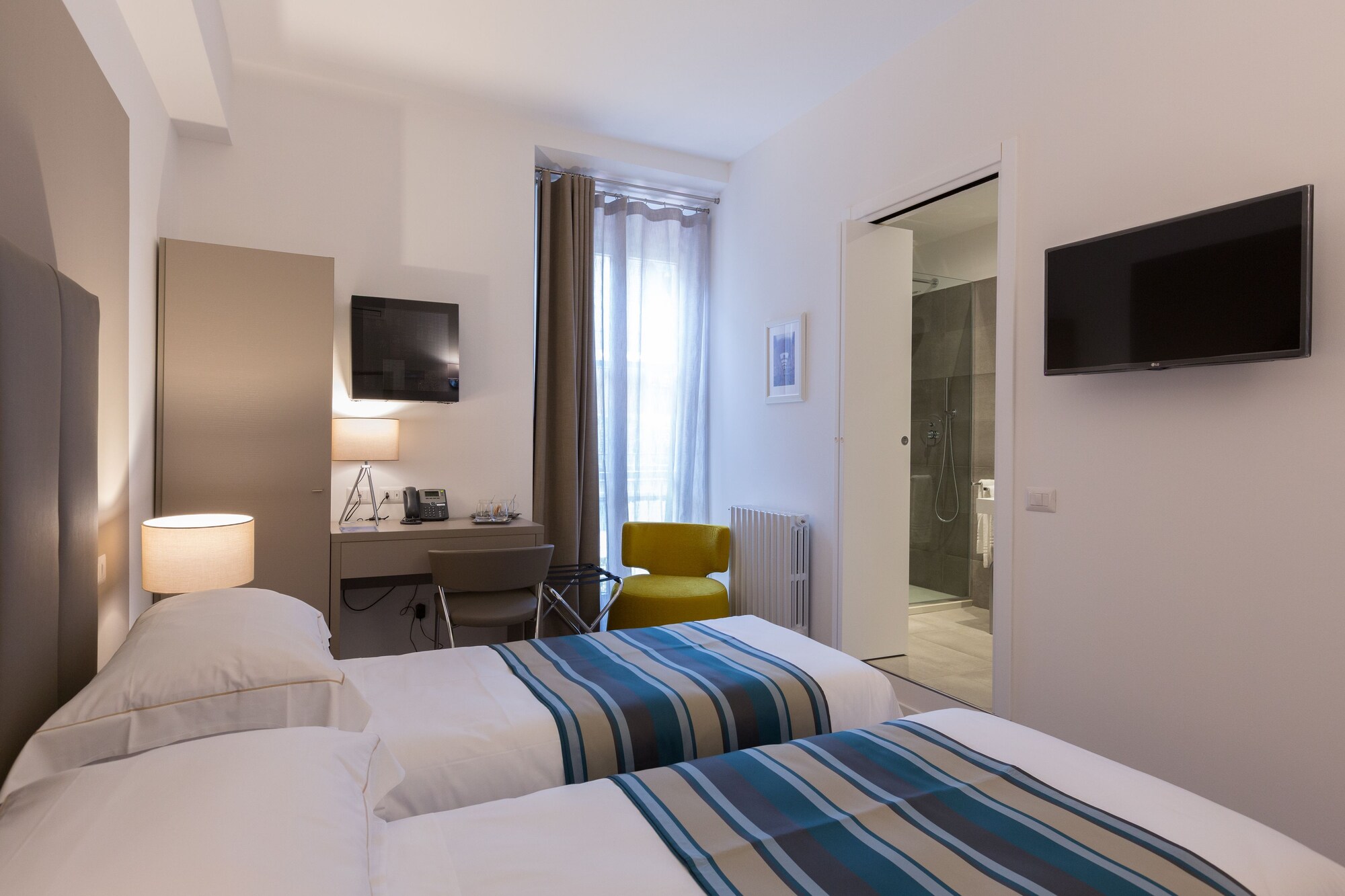 STANDARD, QUEEN BED