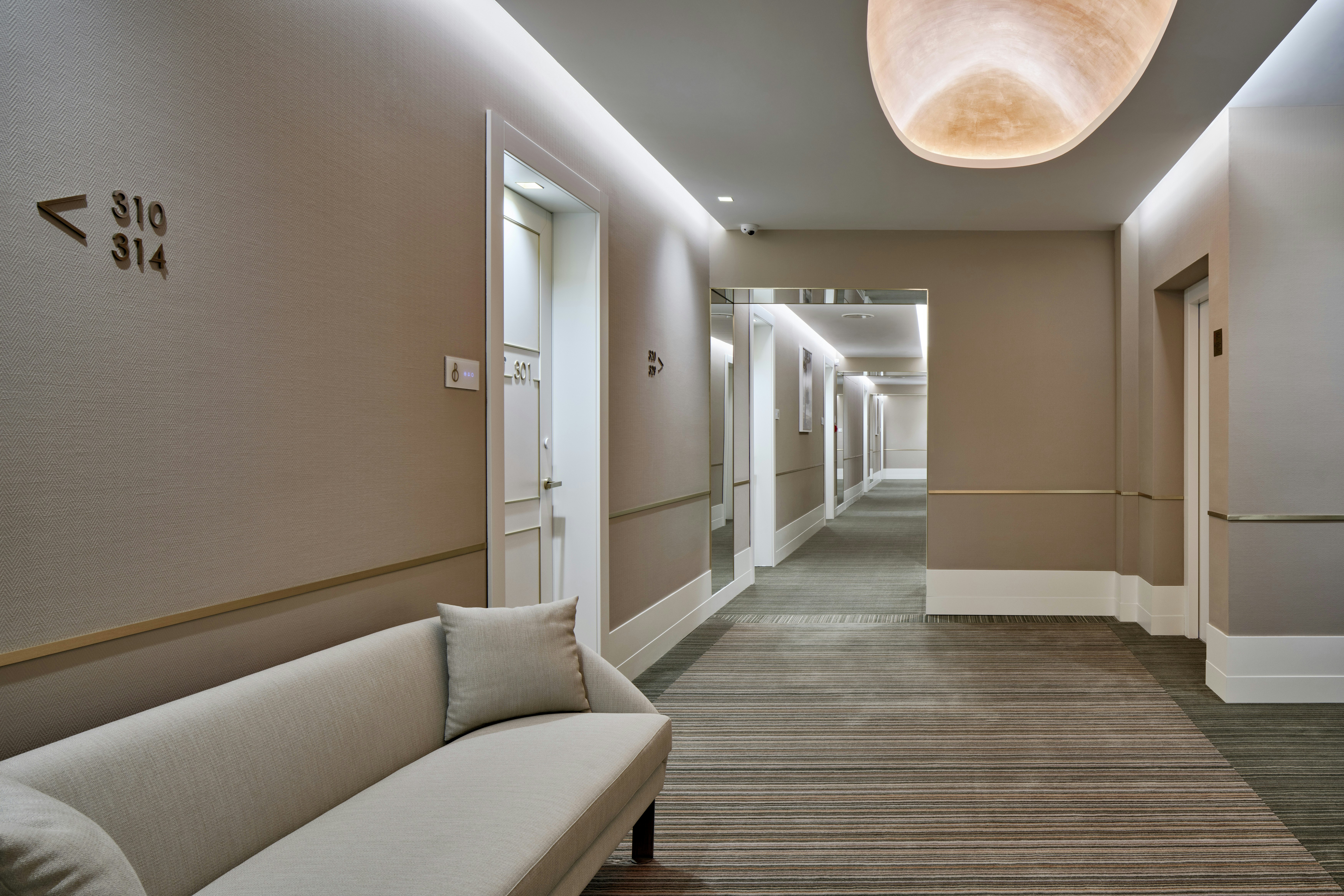 De Bonart Naples, Curio Collection by Hilton 32/50