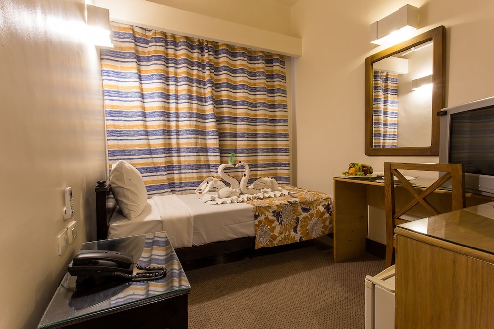 Hapi Hotel 37/68