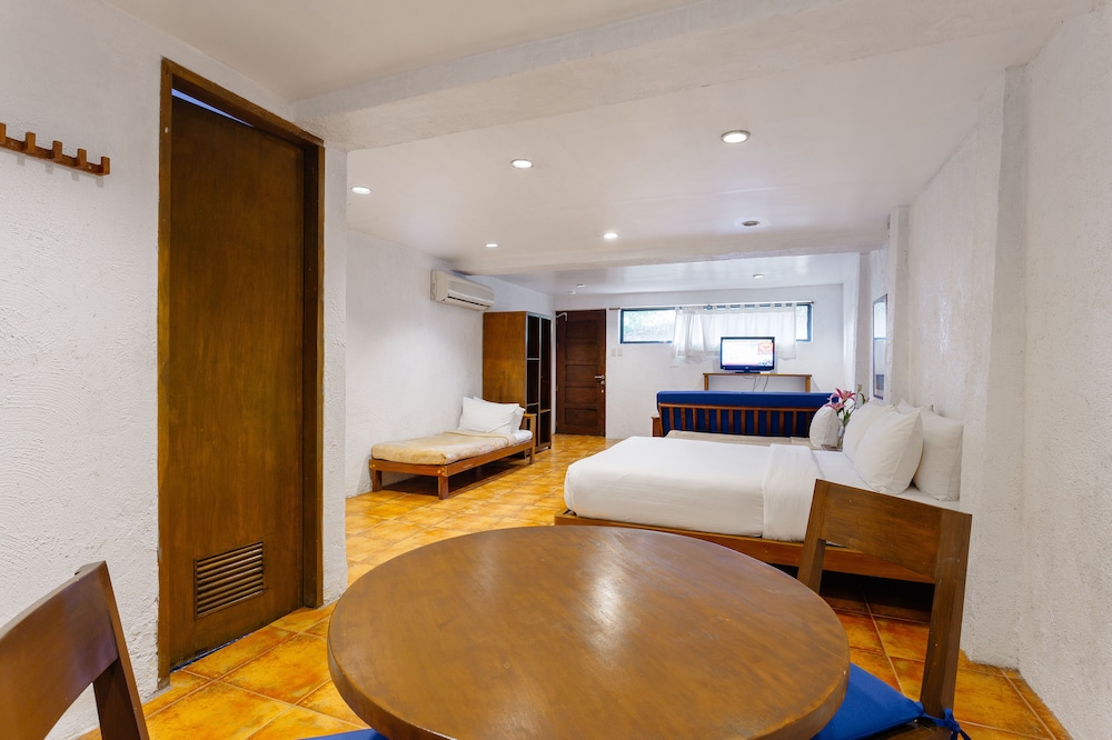 The Strand Boutique Resort 10/75
