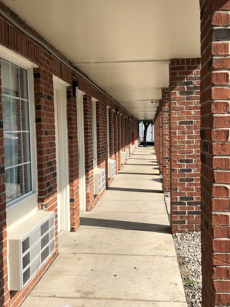 Travelodge by Wyndham Canton/Livonia Area, MI 25/38