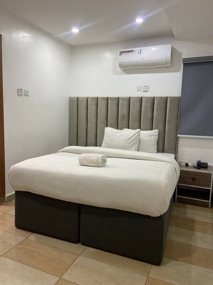 Solitude Hotel Yaba 18/50