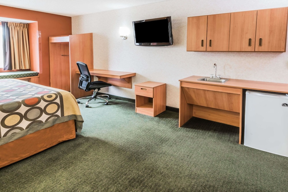 Super 8 By Wyndham Columbus West 7/24