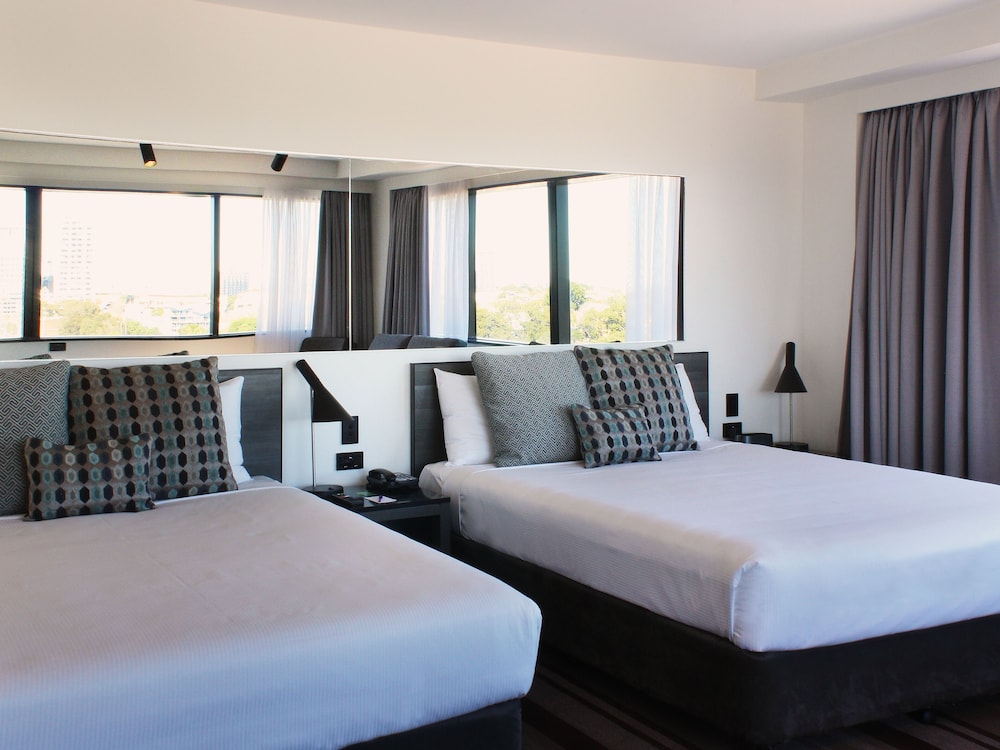 Mercure Sydney 10/67