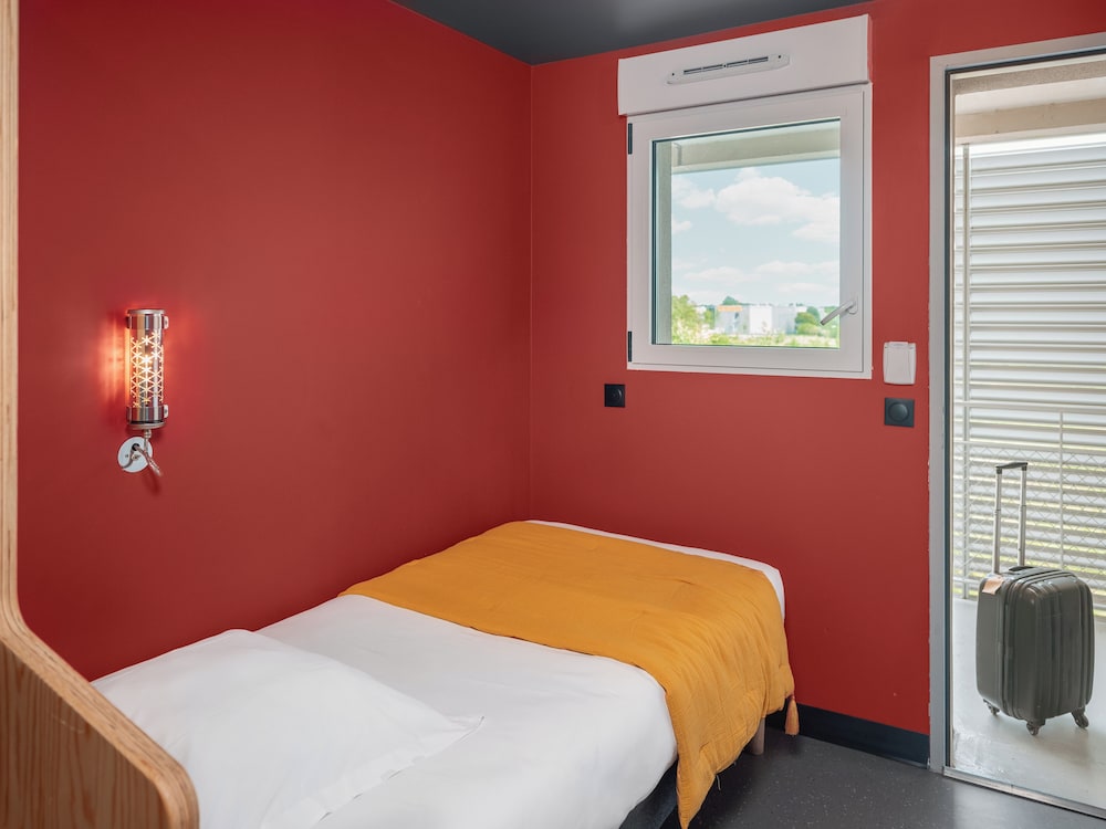 Solo, Single Bed