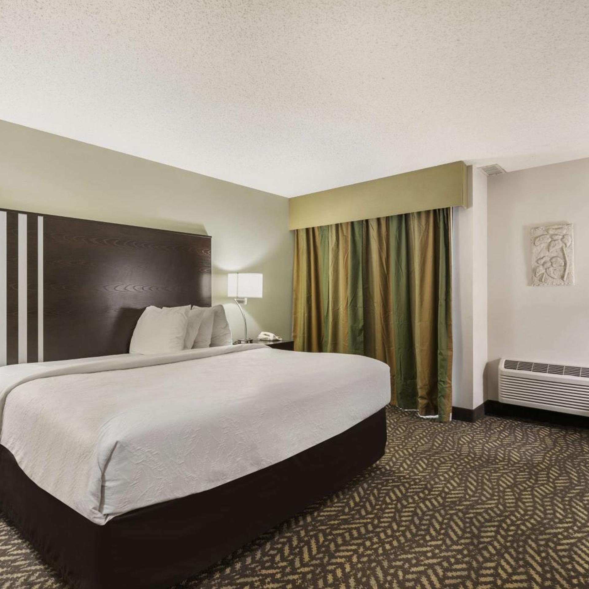 Room, King Bed, Lake Side, Hot Tub