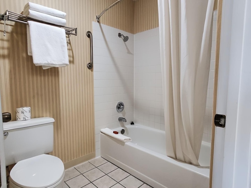 Rogue Regency Inn and Suites 80/80
