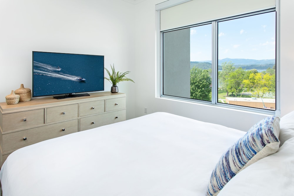 Room, King Bed, Partial Lake View