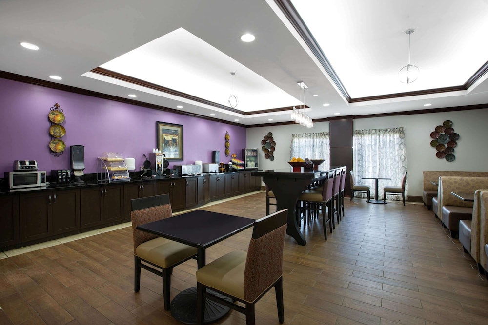 La Quinta Inn & Suites by Wyndham Tupelo 36/48