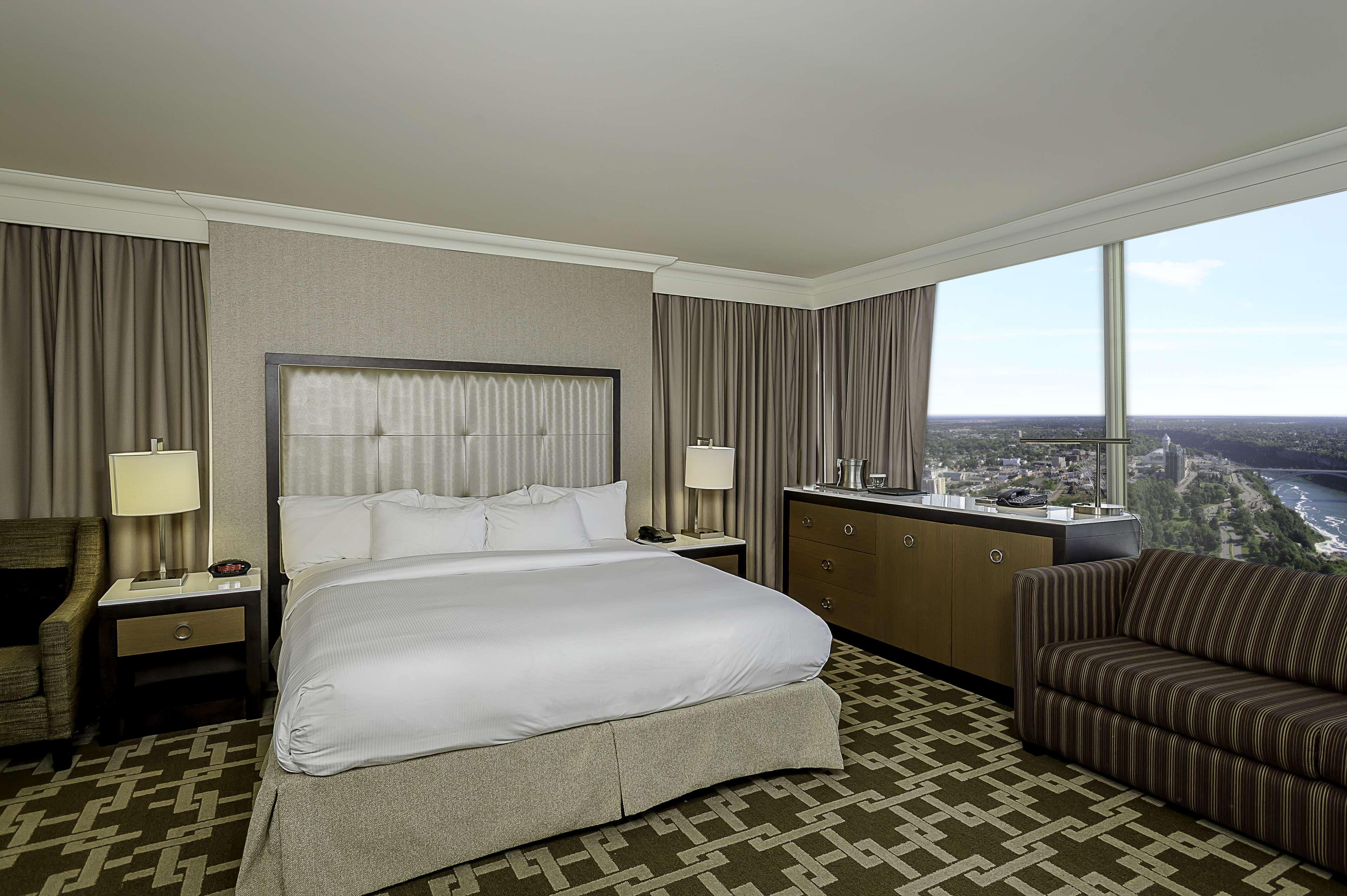 STUDIO, SUITE, KING BED, FALLS VIEW, JETTED TUB