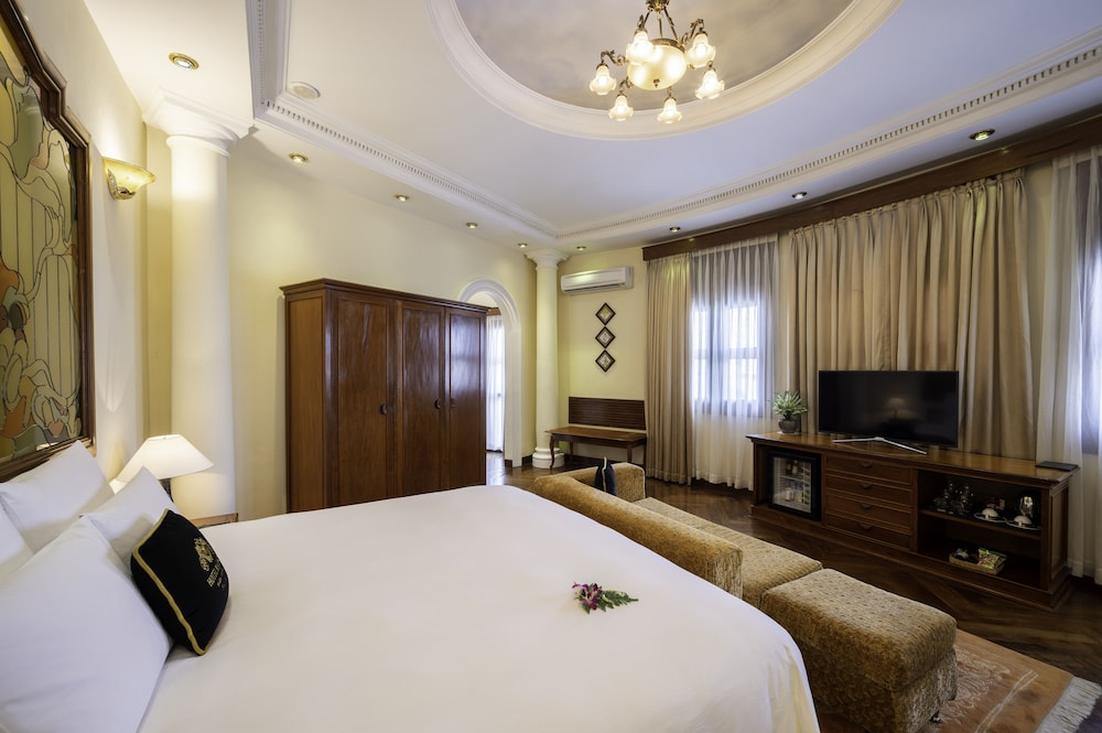 Majestic, Century, Suite, King Bed
