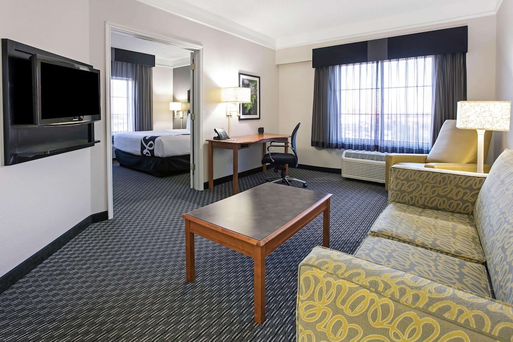 La Quinta Inn & Suites by Wyndham Dallas Arlington South 37/66