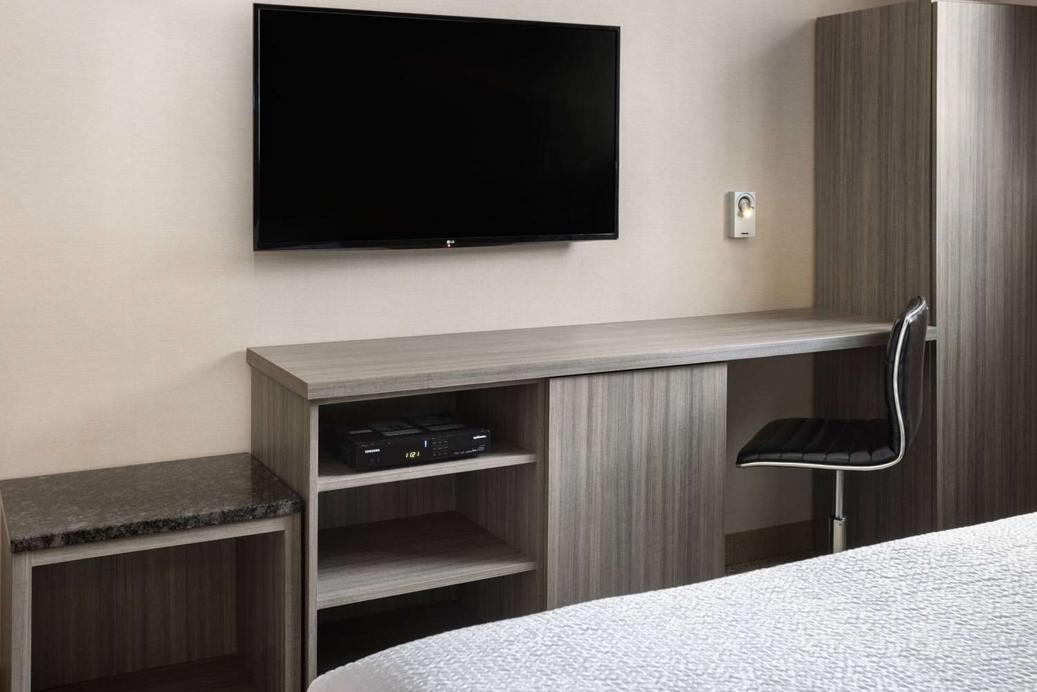 Ramada by Wyndham Bronx 47/55