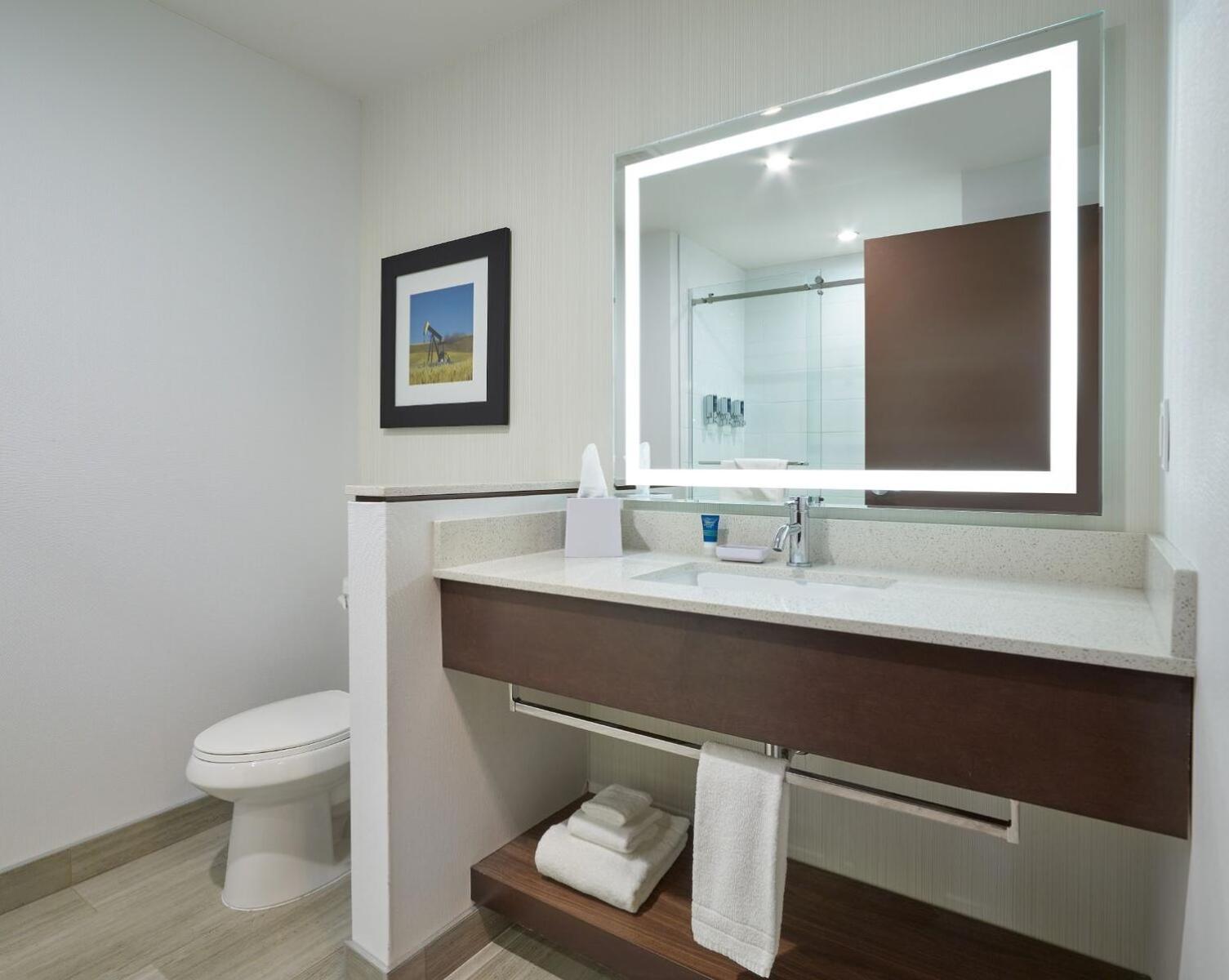 غرفة بسرير كينج وسريرين كوين، FOUR POINTS BY SHERATON SHERWOOD PARK 3/6