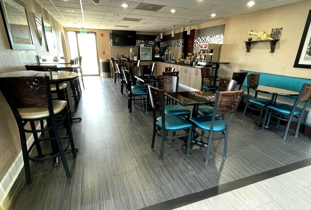 Days Inn & Suites by Wyndham Sam Houston Tollway 37/50