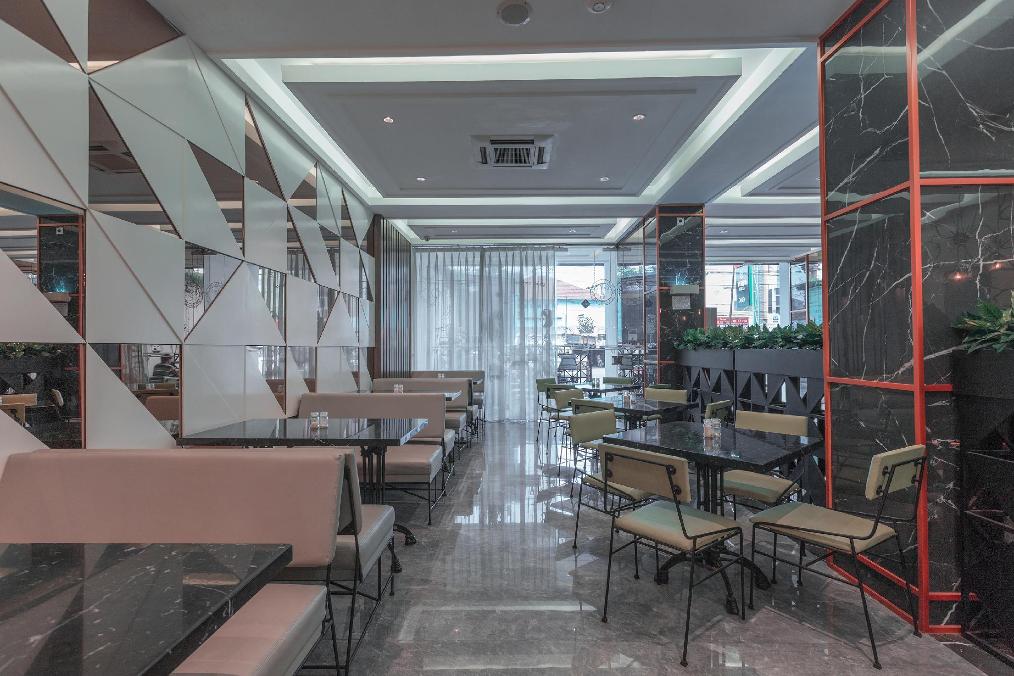 Versa Hotel Bekasi 18/23