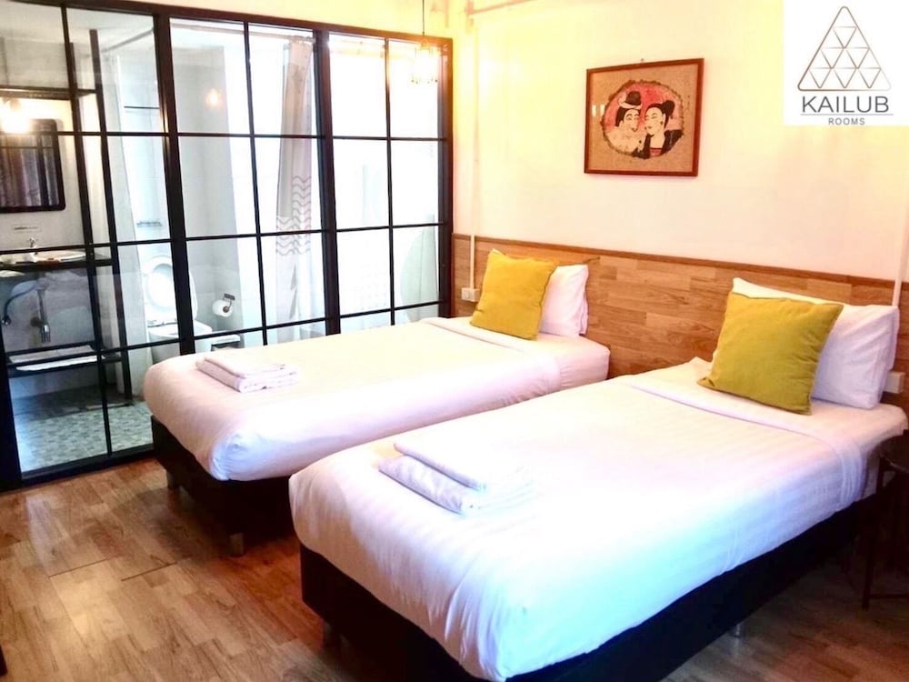 DELUXE, TWIN BEDS