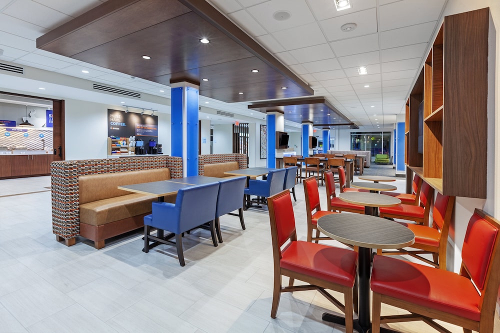 Holiday Inn Express and Suites Tulsa Northeast - Owasso 55/66