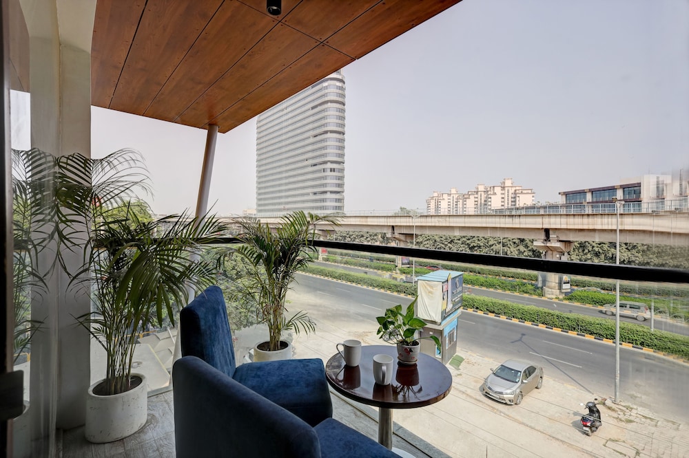 Stately Suites, Golf Course Road 42/58