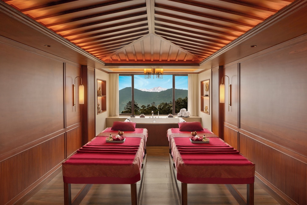 Denzong Regency- Luxury Mountain Retreat Spa & Casino 18/23