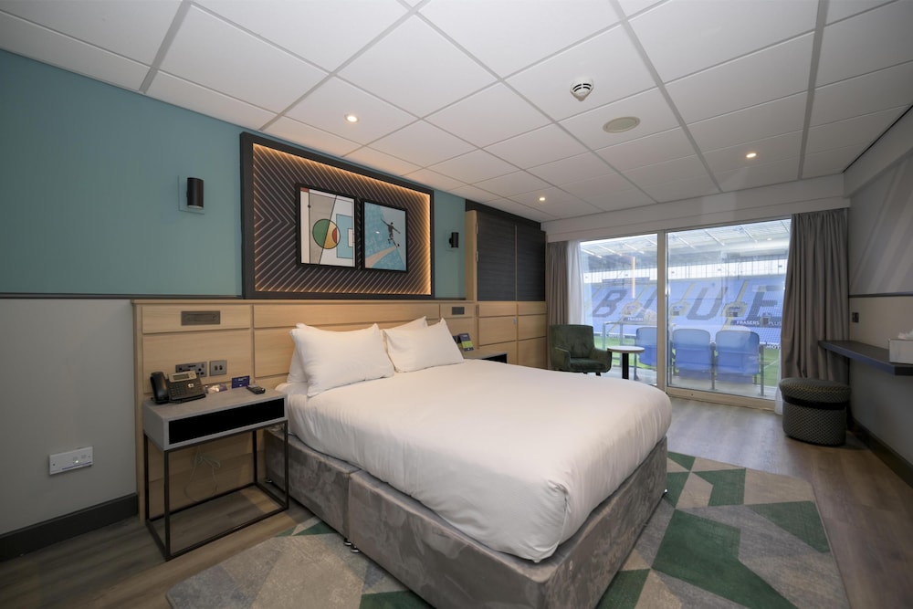 Room, Queen Bed, Plunge View
