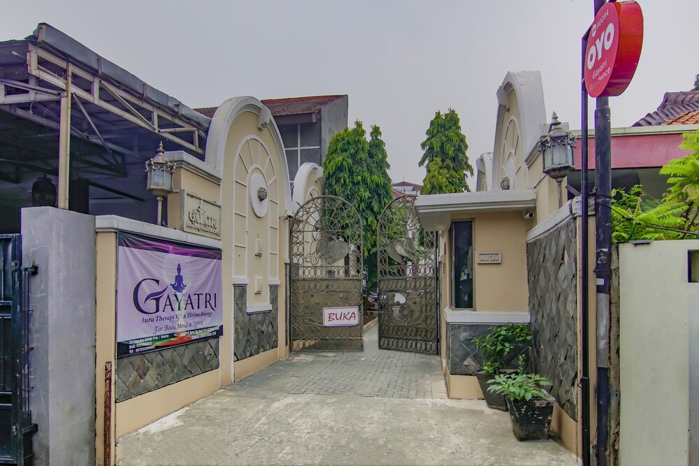 OYO 90094 Gayatri Residence 25/30