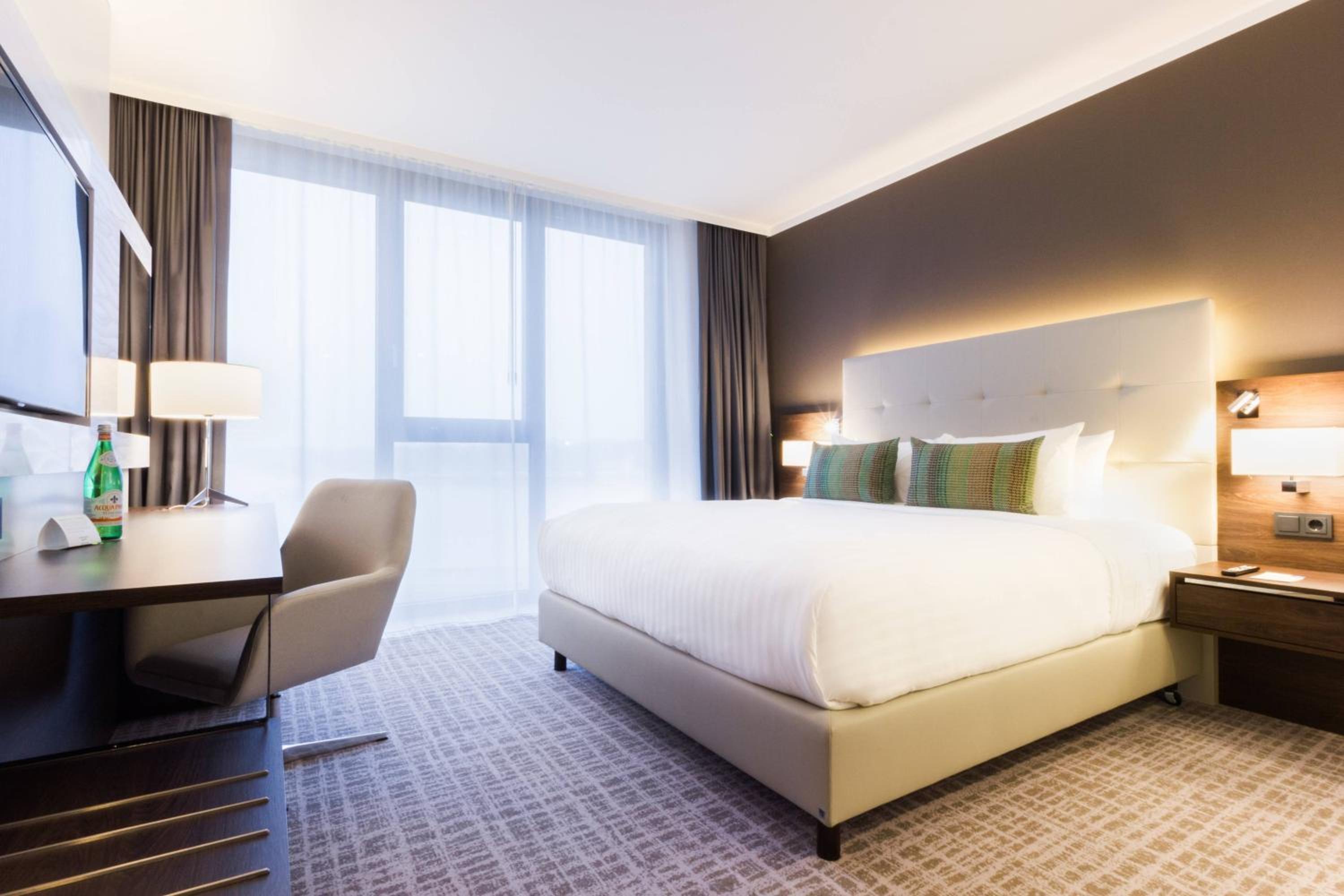 غرفة قياسية بسرير كينج بإطلالة على المتنزه، Courtyard Wolfsburg 3/10