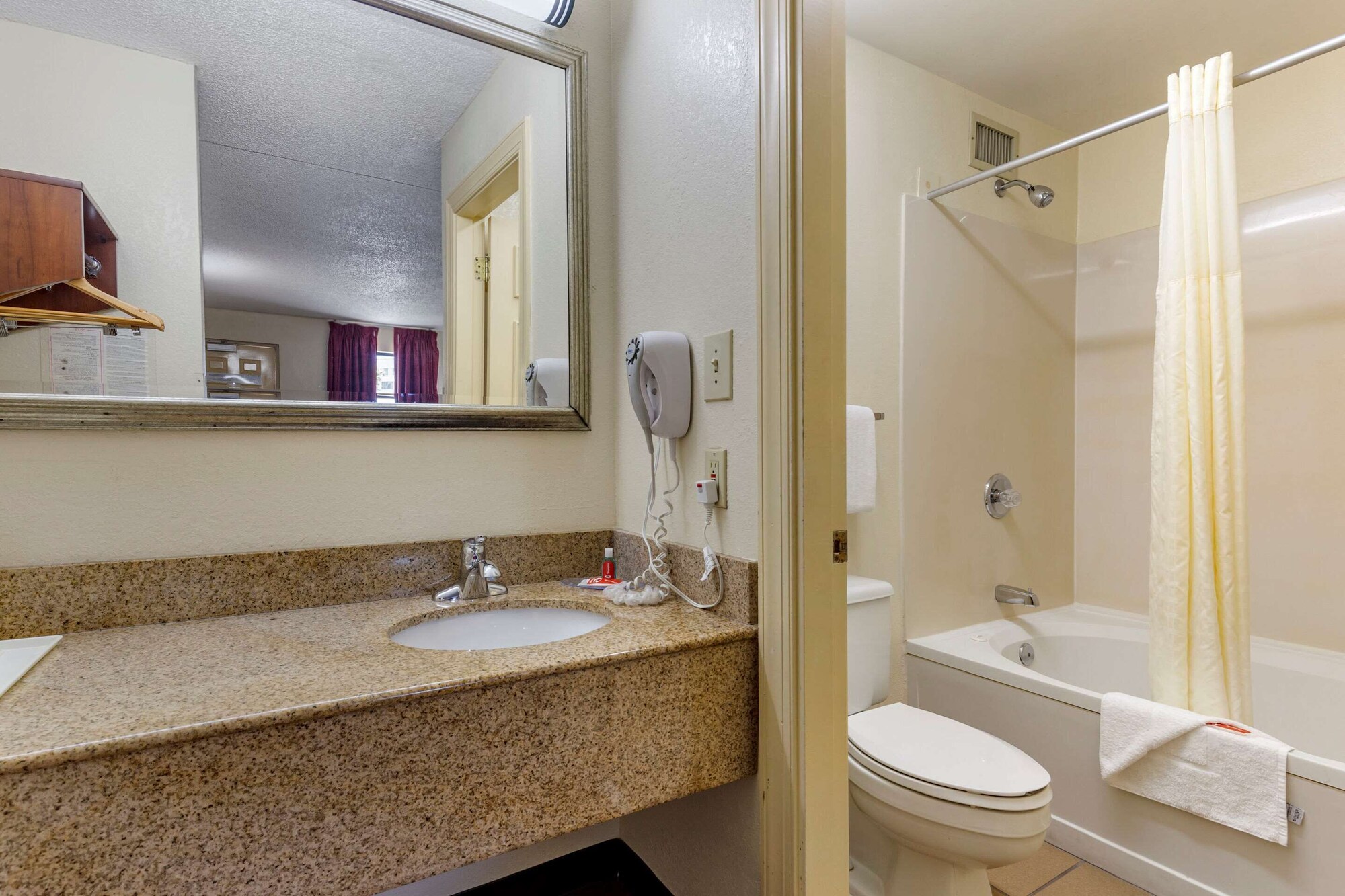 غرفة بسرير كينج للمدخنين، Econo Lodge Fayetteville, NC 2/2