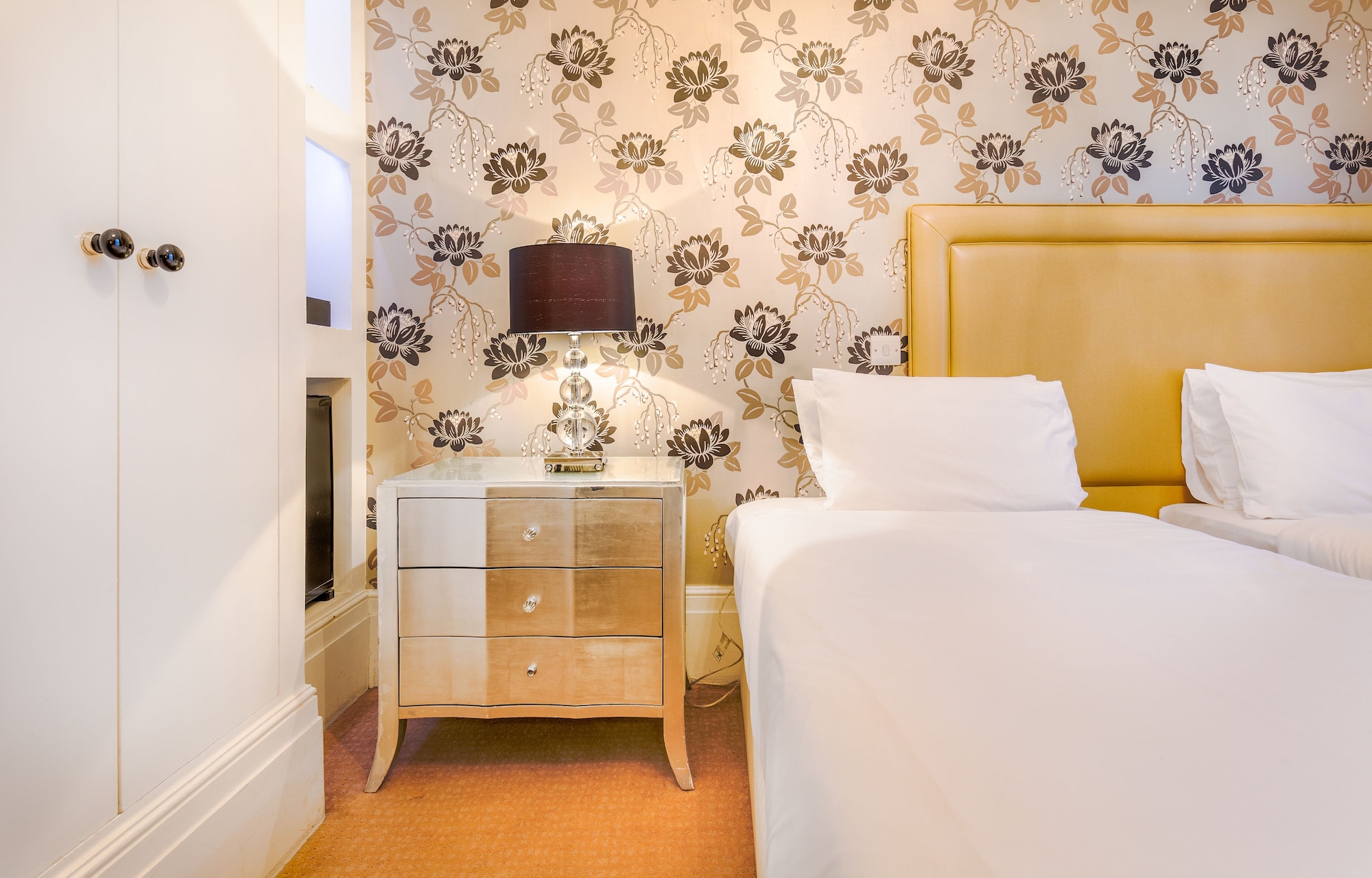 Semi Basement, Junior Suite, Studio, King Bed