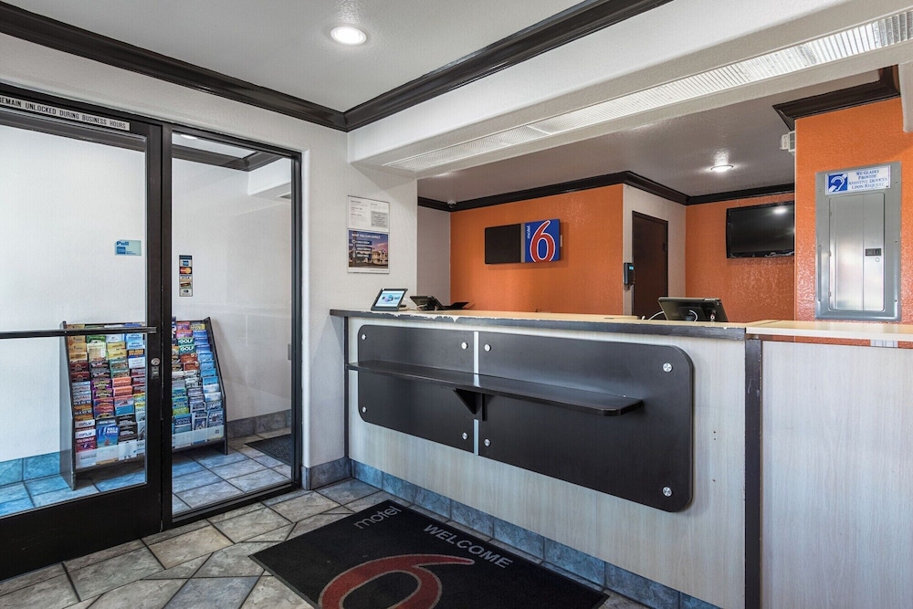 Motel6 Riverside, CA - UCR East 6/57